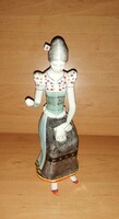 Hollóházi porcelán hímző nő figura