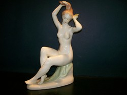 Aqvincumi nude figure