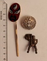 Vegyes lot - benne: japán maszkos kitűző, lovag játékkatona, középkori pénzt utánzó gomb