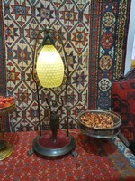 Asztali lámpa bronz szoborral a közepén. Működő állapotban.70cm magas. Nagyon szép dekoratív darab
