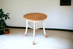 Vintage kerek fehér kávézó fa asztal