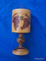 Zsidó talpas kehely héber felirattal , szőlő ábrázolással Judaica  Festett, esztergált fa. Magassága