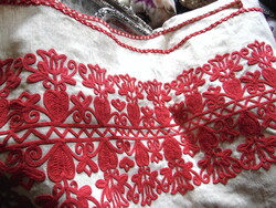 Beautiful richly embroidered Transylvanian written handwork wall protector or tablecloth