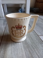 II. Erzsébet brit királynő porcelán uralkodási emlékpohara (Ezüst jubileum, 1977)