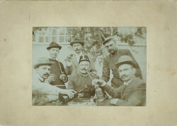 1900-as évek eleje. Érdekes férfitársaság, iszogatás közben. Készítője és a rajta szereplők személye