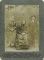 Nagymama és az unokák, még a háború előtt. Kabinetfotó / keményhátú fotó / vizitkártya.