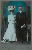 1902 – Adolf pistecky photography studio, Vienna. Full-length wedding photo of a young couple. Colored