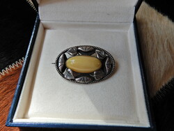 Régi szecessziós stílusú ezüstözött bross bakelitszerű kő berakással ﻿