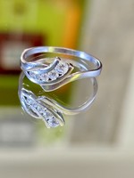 Dazzling, graceful silver ring