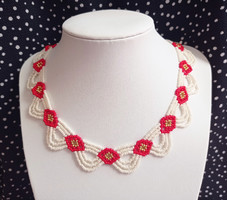 White and red folk pearl necklace
