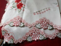 85 X 88 cm machine-embroidered tablecloth, richly decorated