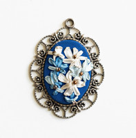 Vintage pendant with ribbon flowers - necklace