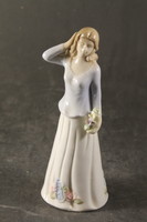 Porcelain girl with flowers 960