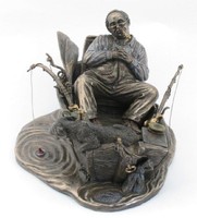 Fisherman statue (904)