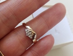 Beautiful 14 carat yellow-white gold stone ring