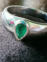 18K gold ring with emerald gemstone