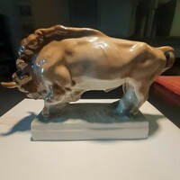 Zsolnay porcelán bika