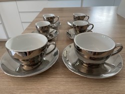 Csillogó inox vagy ezüst színű ,  belül porcelán kávécsésze + alj  La Cafetiere