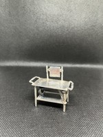 Ezüst miniatűr szépítkező asztalka