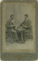 1900-as évek eleje – Kártyázó férfiak, egészalakos, műtermi fotója. Helfgott városligeti, fényképész