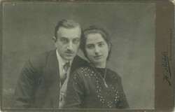 1900-as évek eleje. H. Bichler fényképészeti műterem, Steyr. Fiatal pár műtermi fotója.