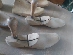 Egyben a képen látható régi fa cipő formák, tágítók, suszter, cipész eszköz