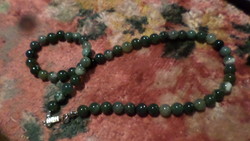 50 cm-es , zöld , ásvány gyöngyökből álló nyaklánc , szép állapotban .