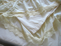 Cream-colored double bedspread, quilt cover, lace, ruffled