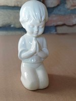 Antik porcelán imádkozó fiúcska