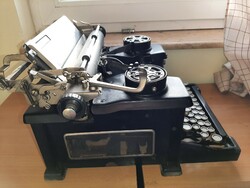 A perfectly working royal typewriter / antique