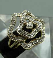 14 kr. Gold ring with many diamonds in the shape of a rose