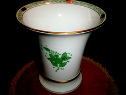 Herend's large-sized green Aponyi vase