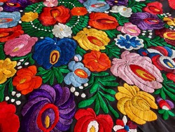 Matyó pattern tablecloth, 94 cm + fringe