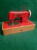 Toy sewing machine