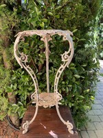 Nicely shaped flower stand