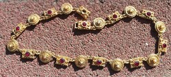 Gold-colored necklace with many stones - the clasp needs to be repaired at the end.