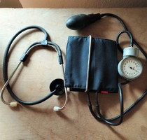 Retro pump blood pressure monitor with stethoscope