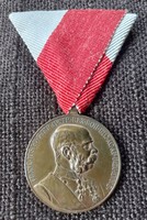 Ferenc József Jubileumi Emlékérem  Signum Memoriae kitüntetés Katonai szalagon .
