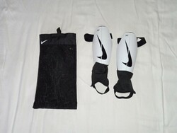 Children's soccer shin guards nike charge - 10 - 14 years tried but not used