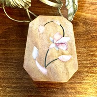 Indiai faragott zsírkő doboz intarziás kagyló mintával, régi kő ládika, ékszeres vagy kincses láda
