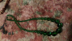 40 cm necklace made of green glass beads, increasing in size towards the middle.