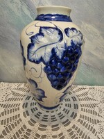 Szőlő mintás porcelán váza