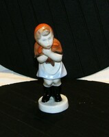 Fázós kislány Aquincumi porcelán figura