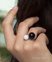 Yin-yang aszimmetrikus gyűrű, két különböző méretű üveg gyönggyel, aranyszínű a gyűrű rész.