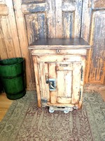 Jégszekrény, 20. század elejéről, teljesen felújított állapotban, kezelve, jelzett darab, LEÁRAZVA!!