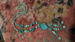 72 cm-es ( + 10 cm csüngő ) , türkizkék , porcelán és ásvány gyöngyökből álló nyaklánc .