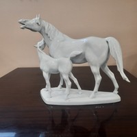 Fehér Herendi porcelán ló a csikójával figura