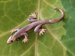 Gecko-shaped brooch metal lizard badge