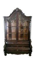 A beautiful neo-baroque belly display case