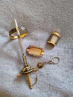 Toledói karkötő, mini asztali óra, levélbontó kard, kulcstartó és hamutálca